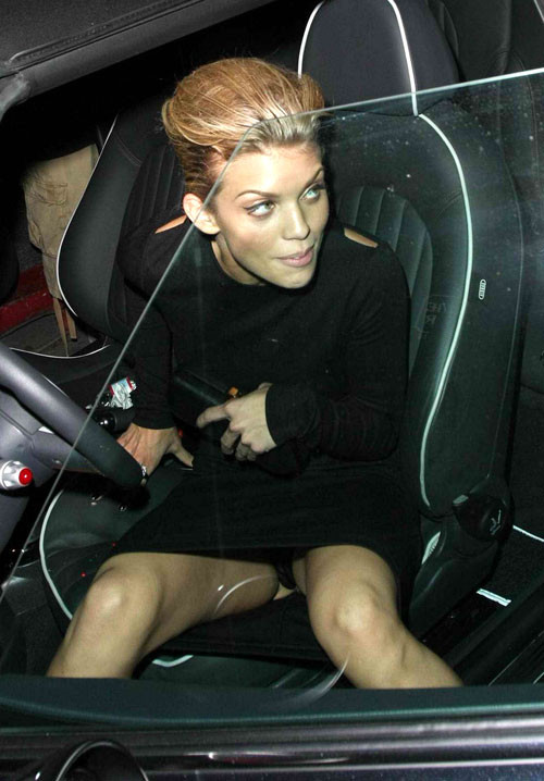 Annalynne mccord montrant sa culotte jupe haute dans une voiture photos paparazzi et posin
 #75393227