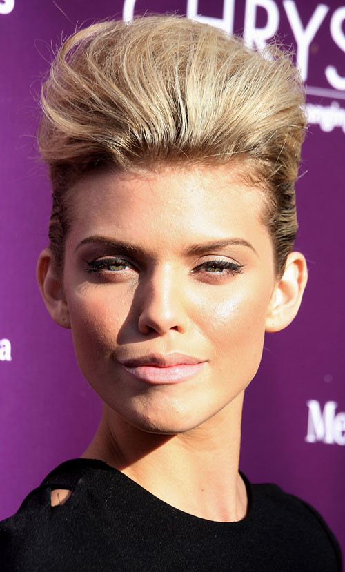 Annalynne Mccordが車の中でパンティを見せているパパラッチ写真とポージング
 #75393287