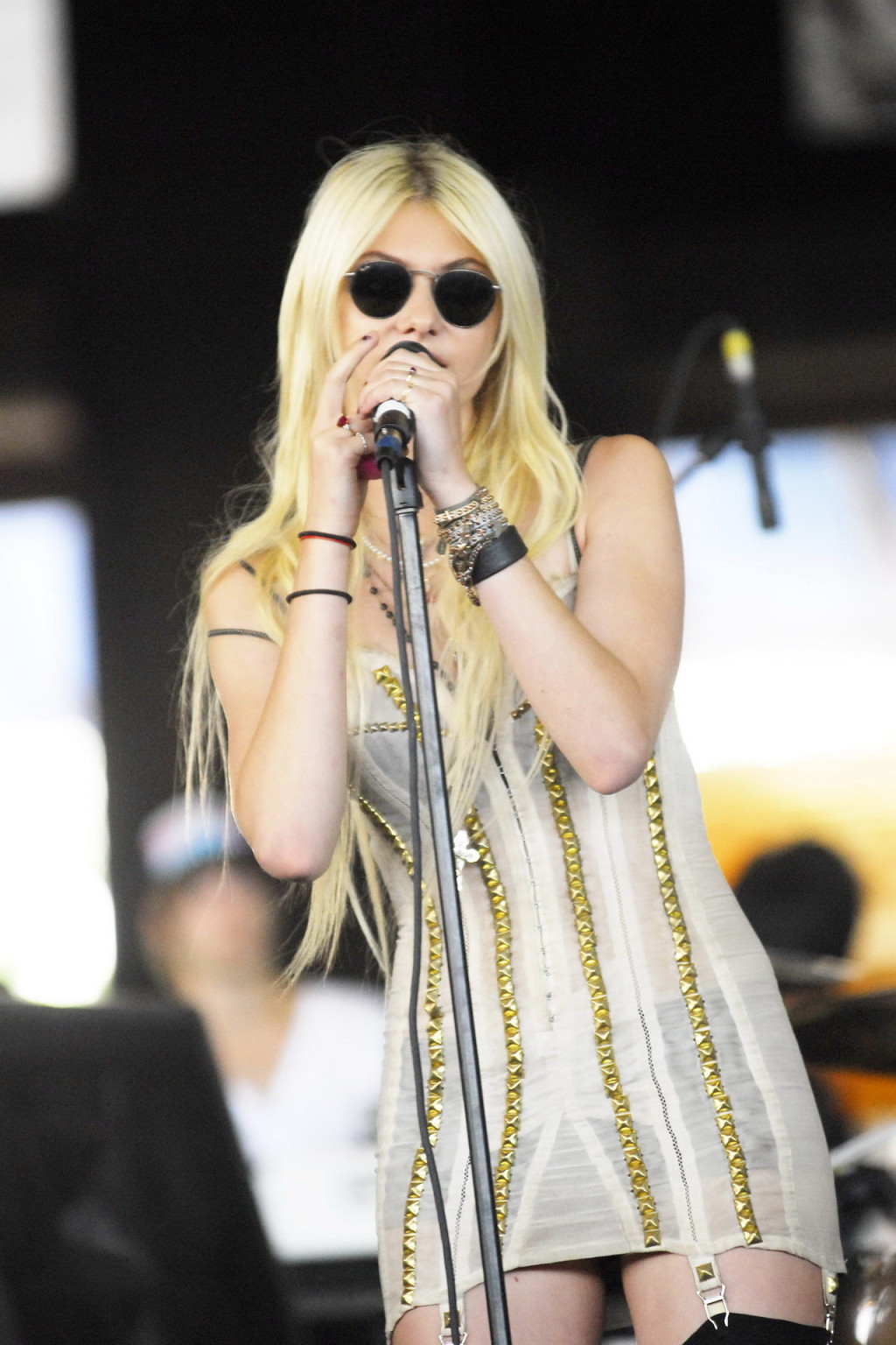 Taylor momsen en bas déchirés en concert à l'amphithéâtre Marcus de Milwaukee.
 #75338595