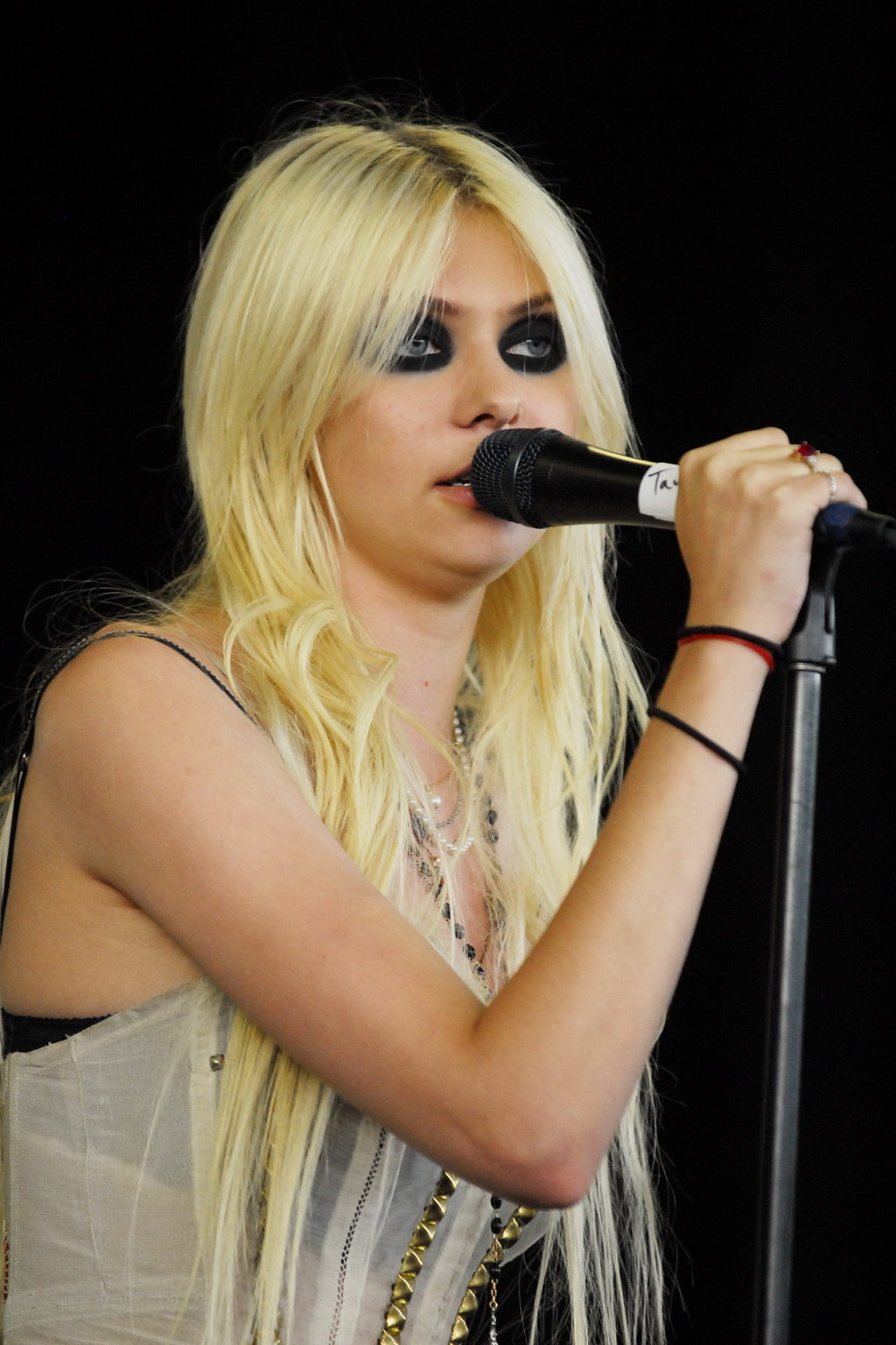 Taylor momsen en bas déchirés en concert à l'amphithéâtre Marcus de Milwaukee.
 #75338631