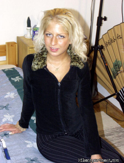 Wildes blondes Babe zeigt, wie man ihre Muschi behandelt
 #67304410