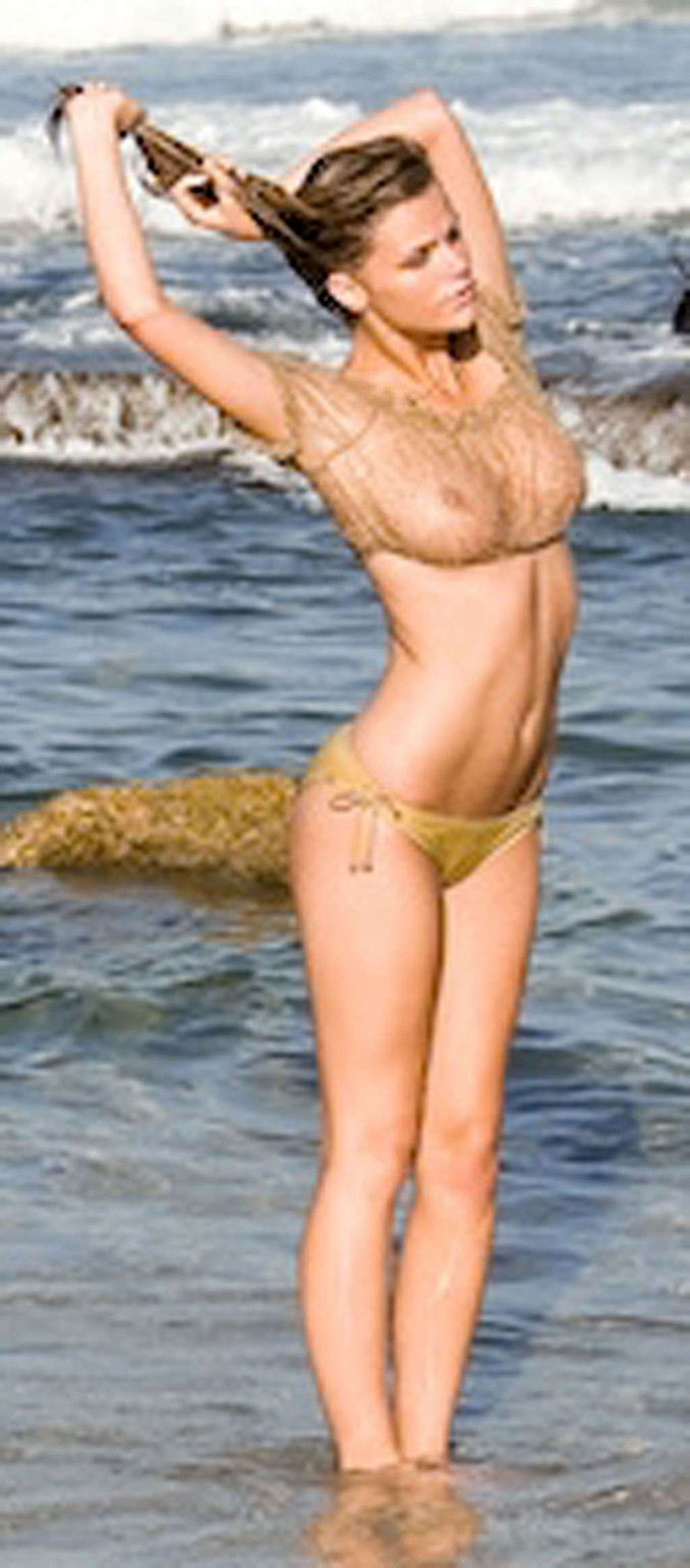 Brooklyn Decker mostrando le sue belle tette e guardare sexy in lingerie
 #75355348