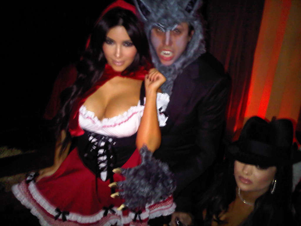 Kim Kardashian entblößt sexy Körper und ficken riesige Brüste
 #75328327