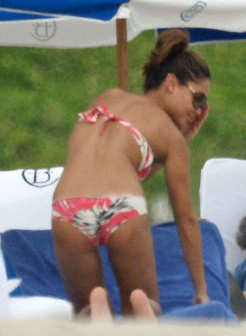 Vanessa Minnillo showing her sweet ass and sexy body in bikini #75372137