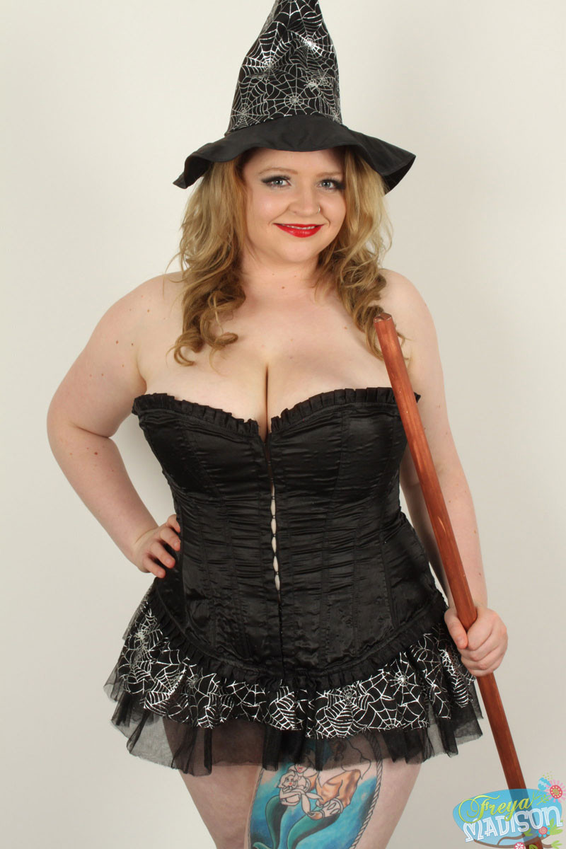 Curvy babe freya becomes a sexy witch this halloween #72586881
