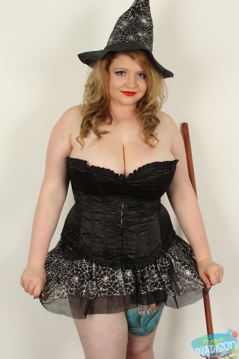 Curvy babe freya becomes a sexy witch this halloween #72586907