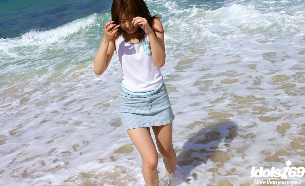 Piccolo titted petite asian teen scivola fuori perizoma e posa sulla spiaggia
 #69963783