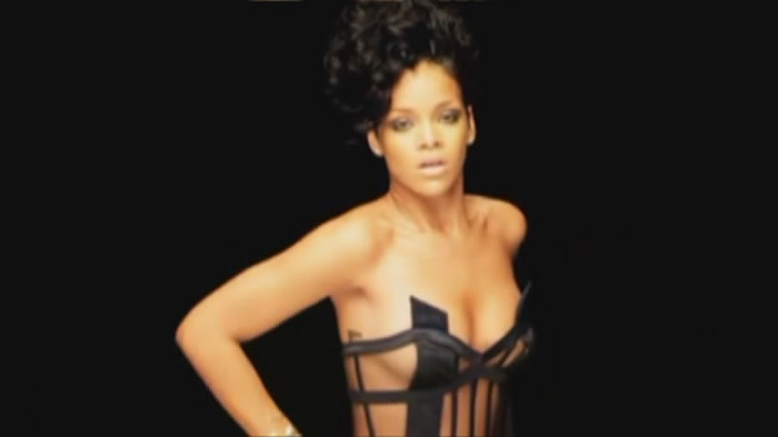 Rihannaは彼女の見事な黒いボディを示す
 #75387325