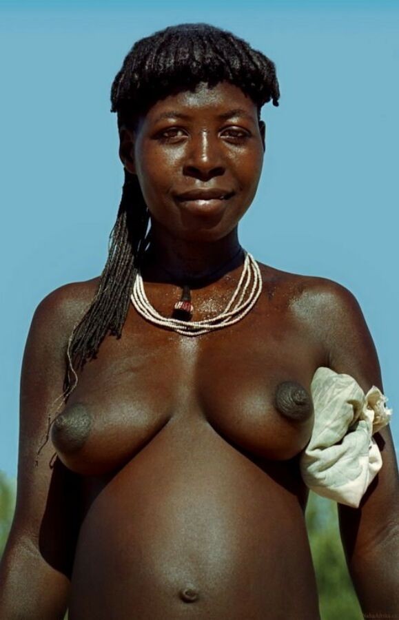 Estas novias jóvenes negras posando y desnudas
 #67356562