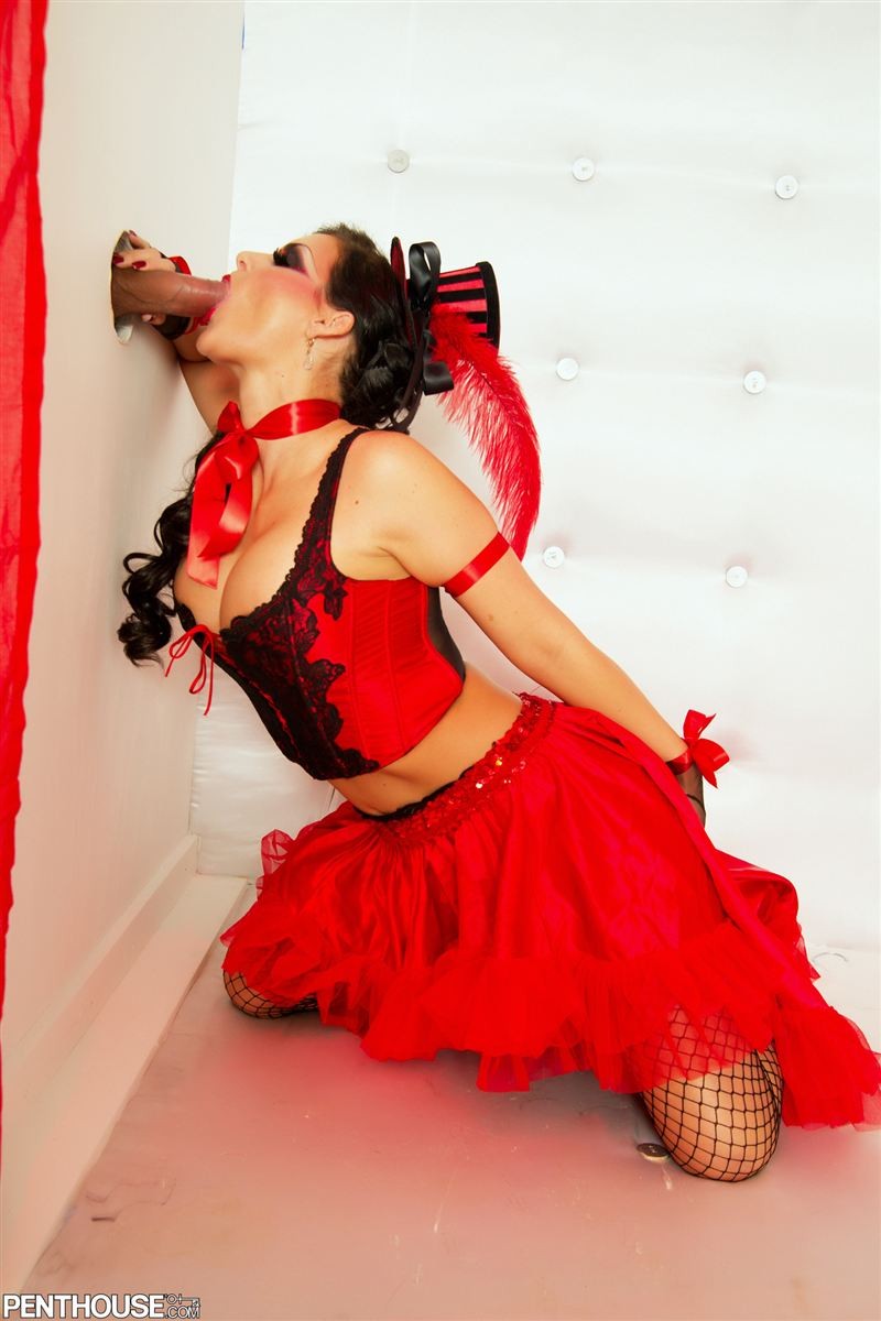 Phoenix marie suce une bite à travers un glory hole en costume rouge
 #74724025