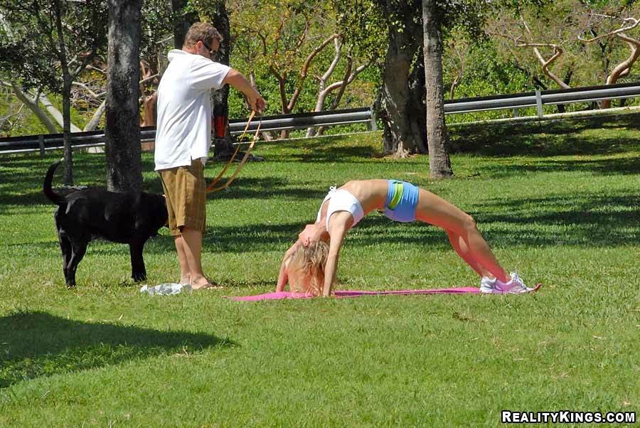 Questo milf di yoga caldo è gettin allungato fuori il modo giusto qui in questi caldo e c
 #71065277