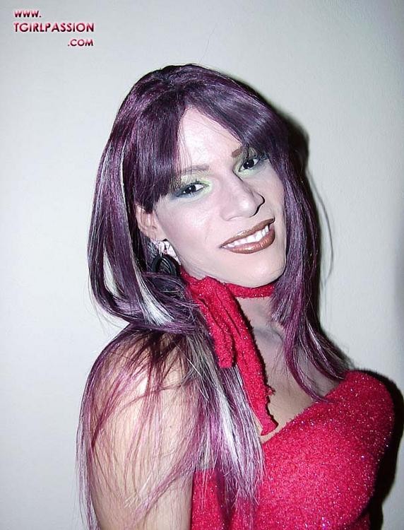 Un travesti dominicain en tenue de soirée sexy.
 #79341609