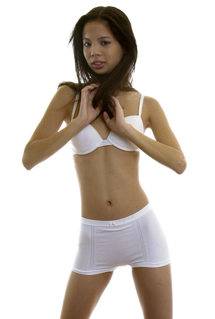 Wunderschöne asiatische Teenie-Babe genießt Stripteasing beim Posieren
 #70006514