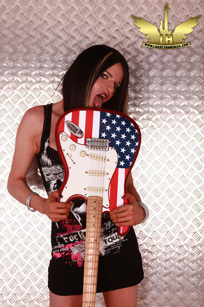 Schöne britische Shemale mit Gitarre
 #79115923