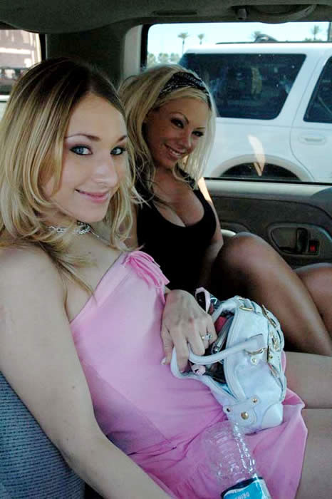 Deux lesbiennes blondes sexy avec de beaux seins en train de baiser
 #73979333