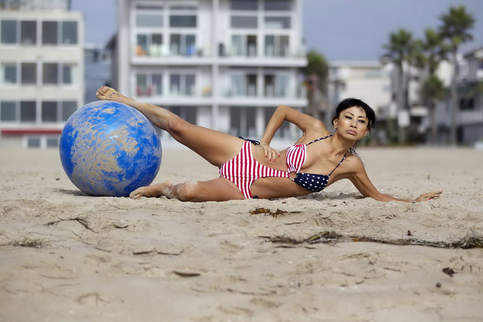 Bai ling in stelle strisce monokini humping una palla pilates su una spiaggia di la
 #75251093