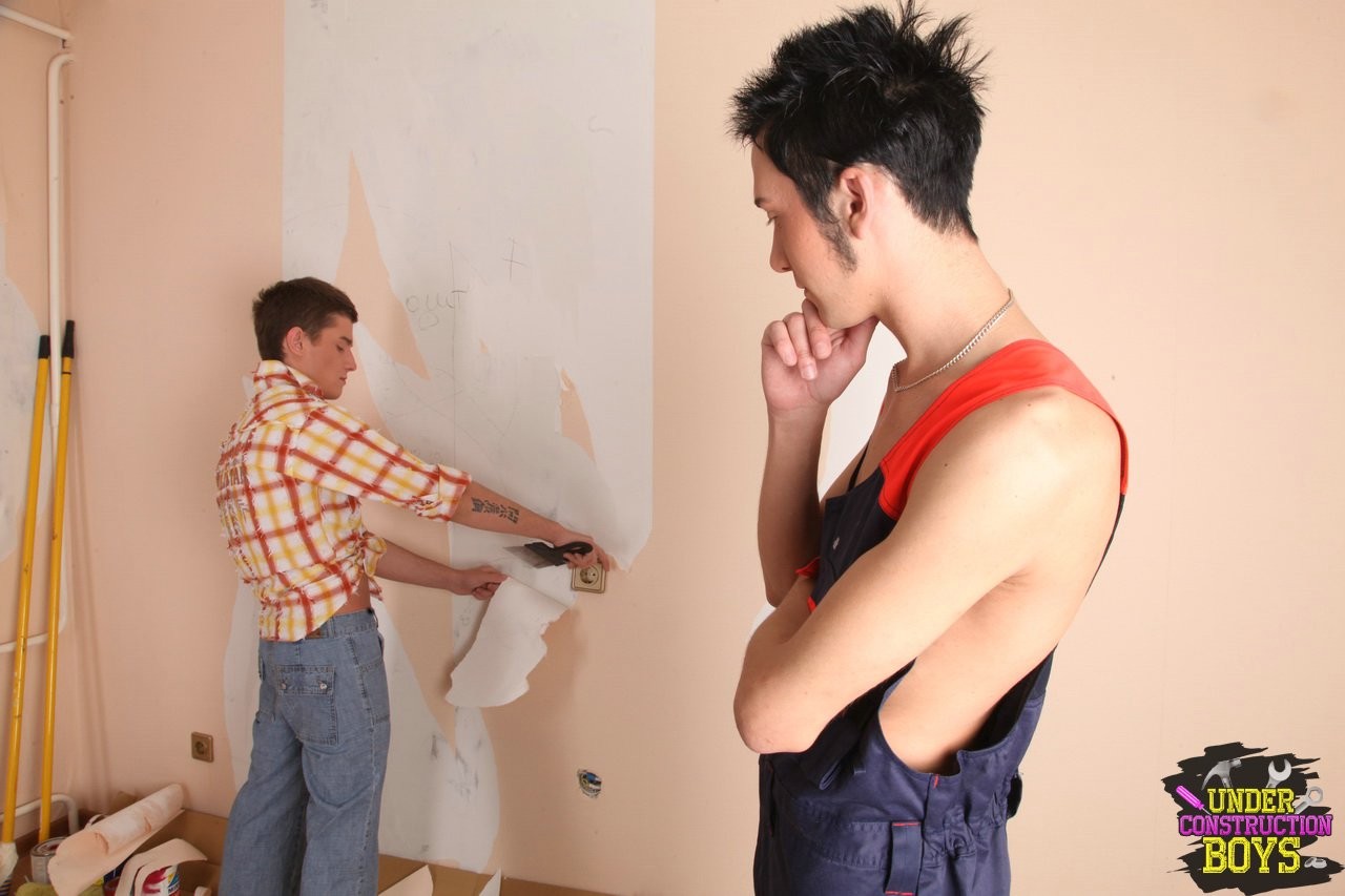 Jóvenes cachondos se follan entre ellos mientras pintan la pared
 #74472451