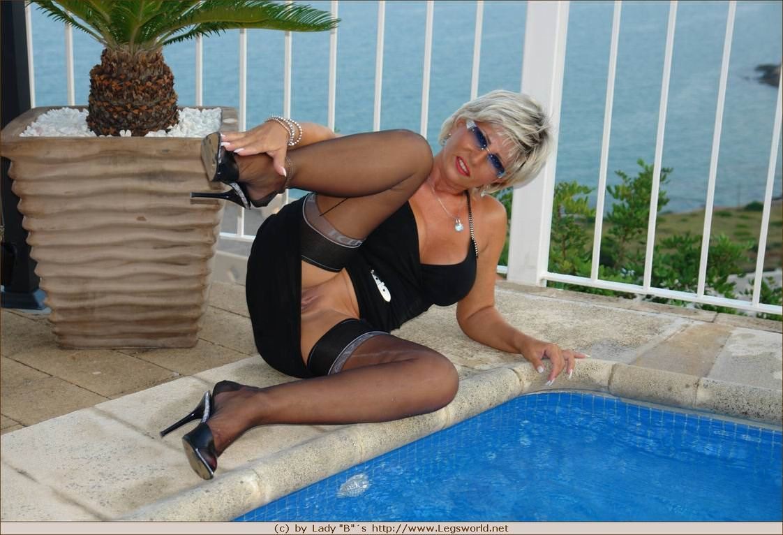Lady Barbara in Strümpfen beim Rauchen am Pool
 #73727455