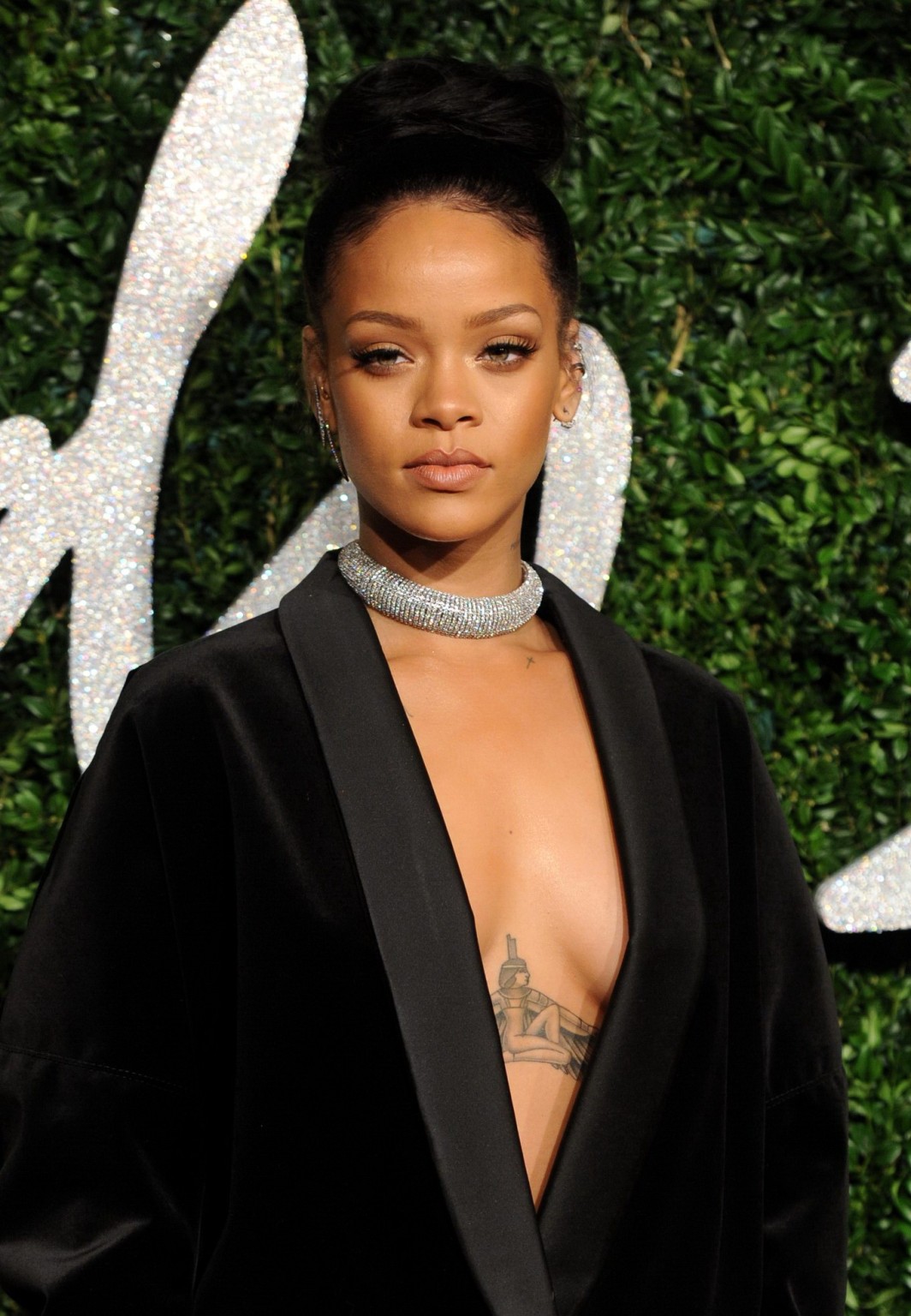 Rihanna zeigt ohne BH ihr Dekolleté bei den britischen Modepreisen in London
 #75179532