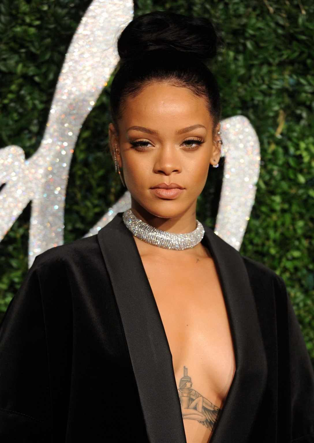 Rihanna sans soutien-gorge montrant son décolleté aux british fashion awards à londres
 #75179537