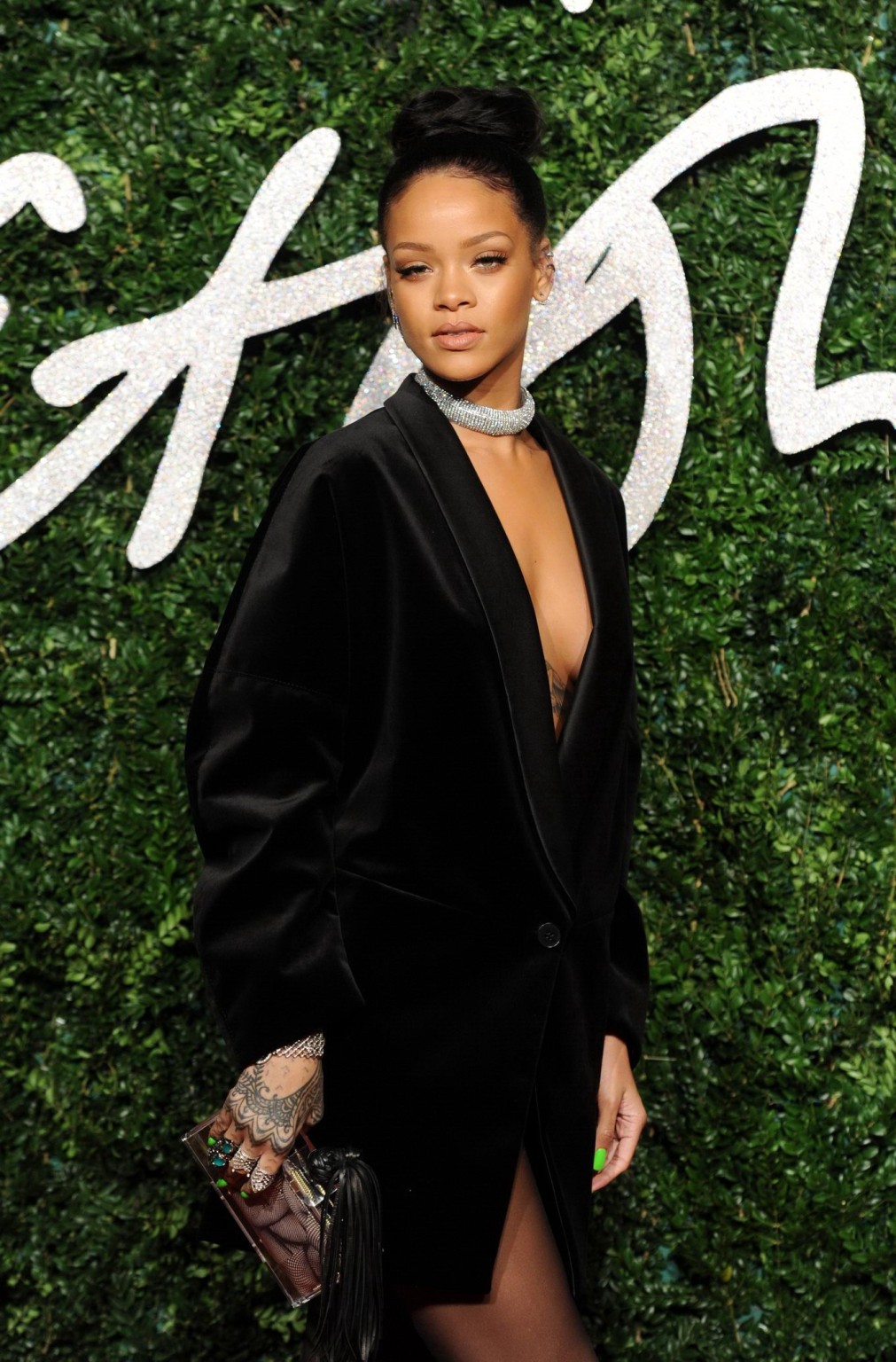 Rihanna sans soutien-gorge montrant son décolleté aux british fashion awards à londres
 #75179541