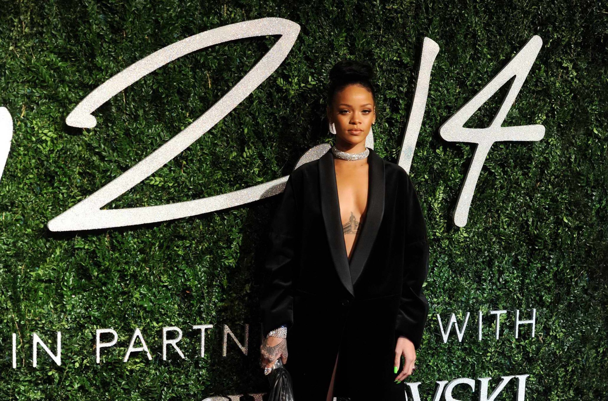 Rihanna braless showing cleavage at the British Fashion Awards in London #75179546