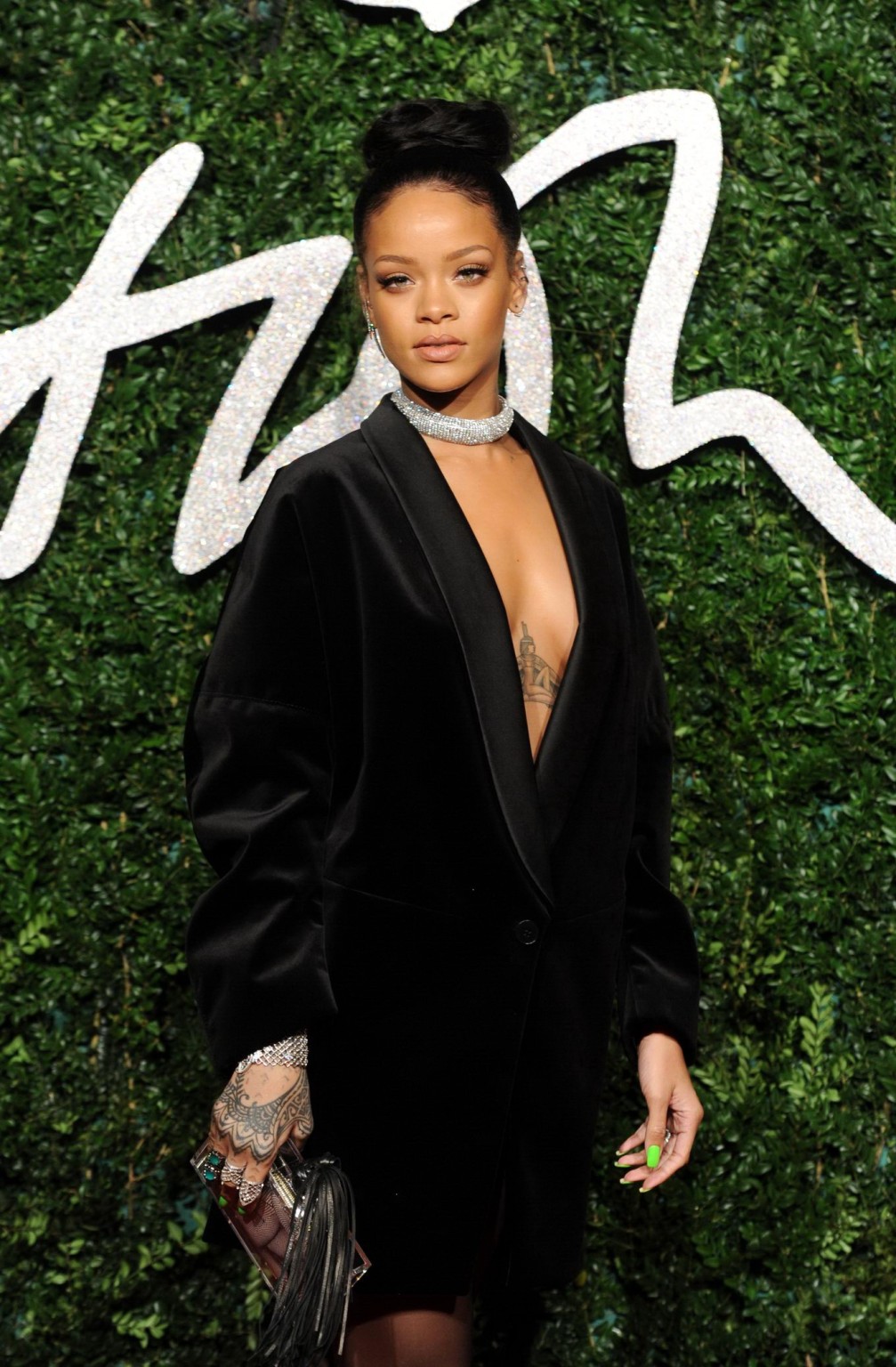 Rihanna sans soutien-gorge montrant son décolleté aux british fashion awards à londres
 #75179548