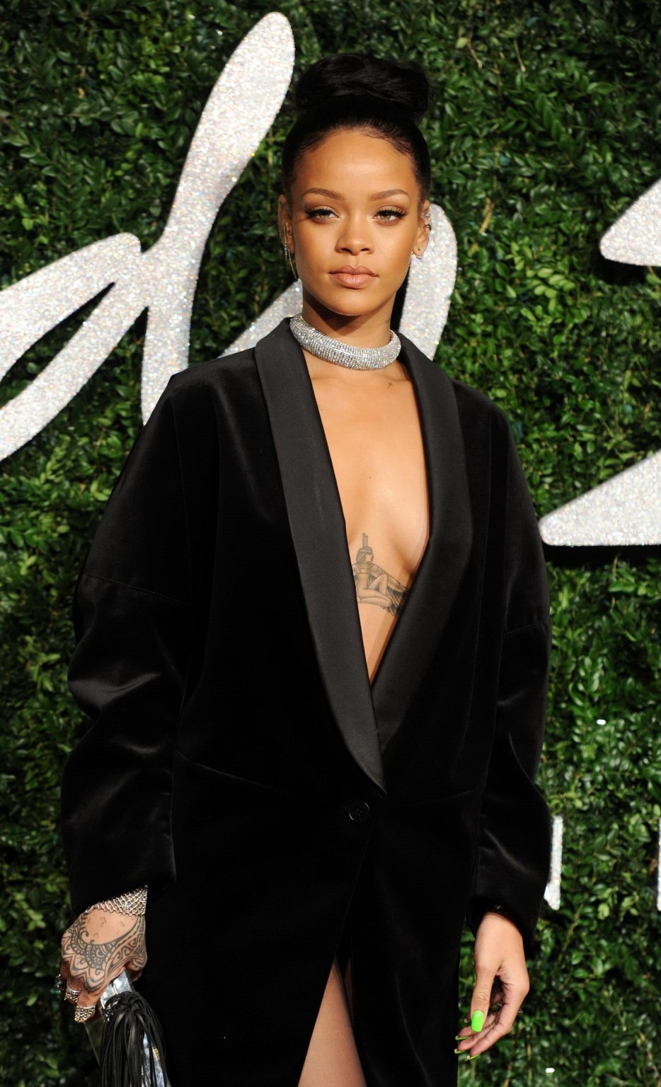 Rihanna zeigt ohne BH ihr Dekolleté bei den britischen Modepreisen in London
 #75179591