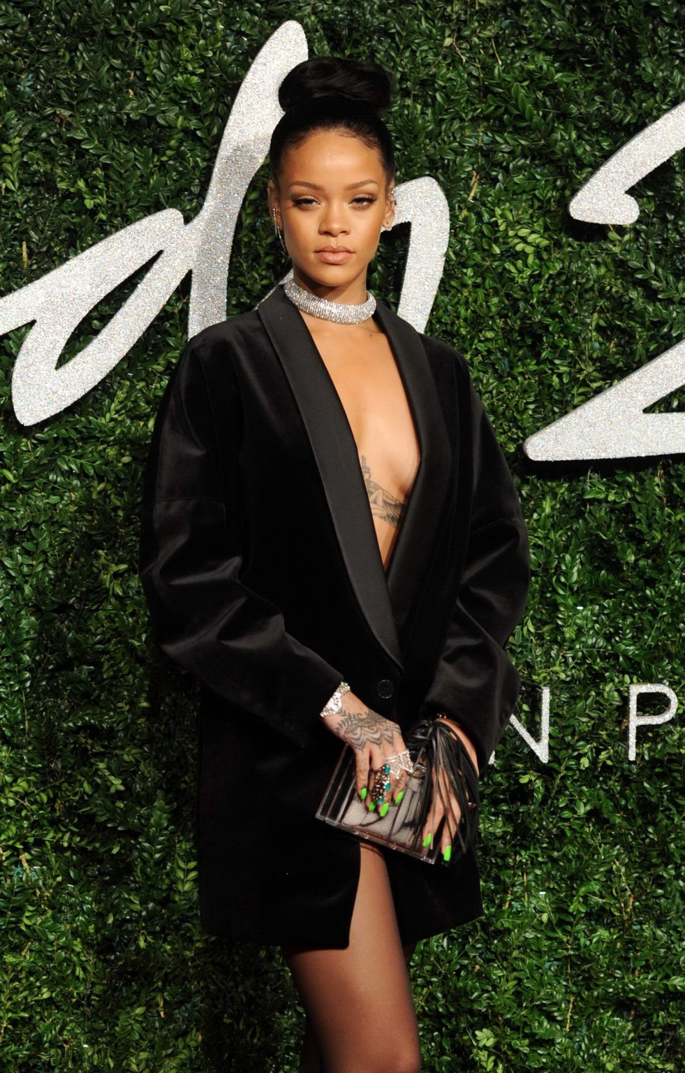Rihanna zeigt ohne BH ihr Dekolleté bei den britischen Modepreisen in London
 #75179597