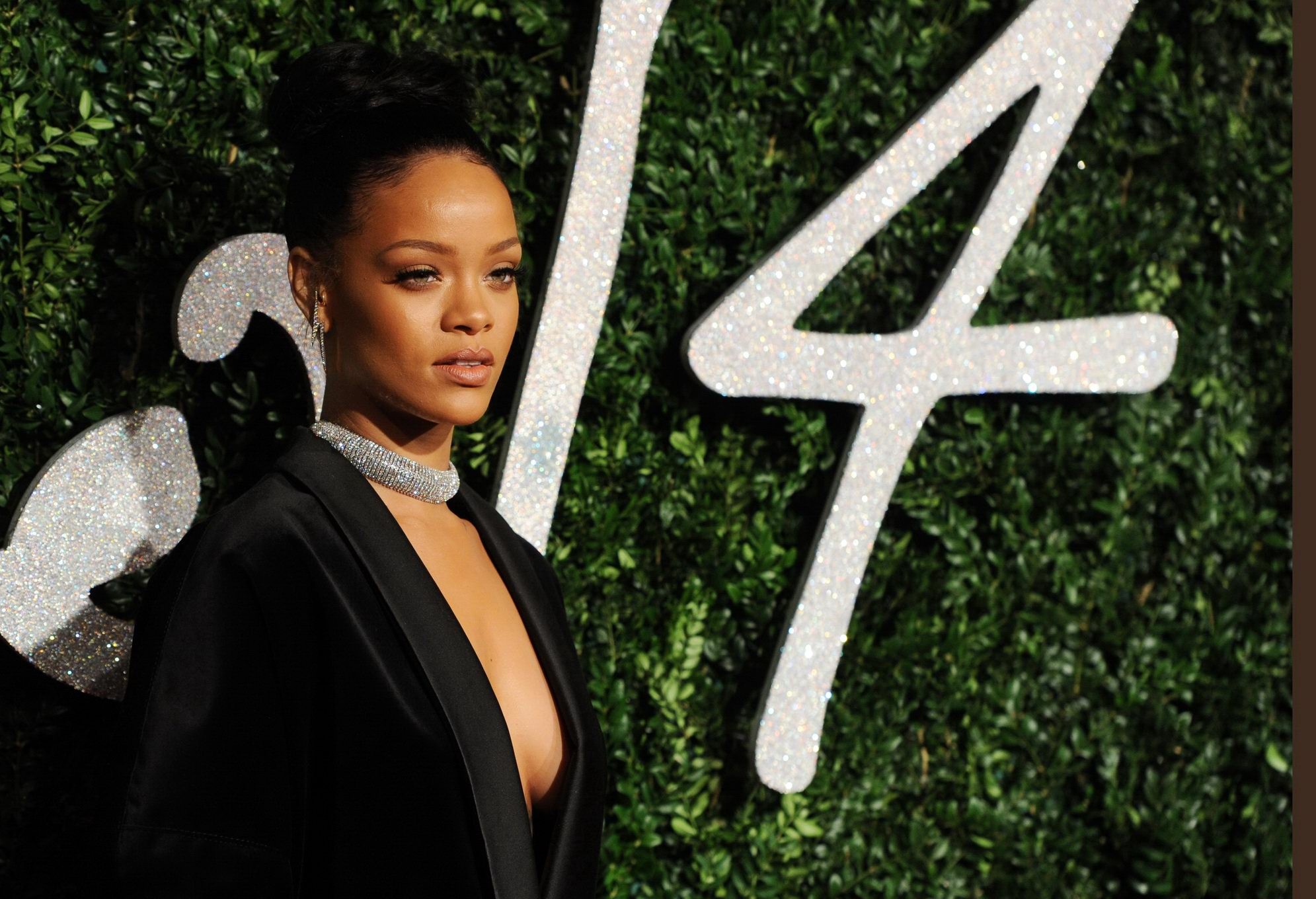 Rihanna sans soutien-gorge montrant son décolleté aux british fashion awards à londres
 #75179601