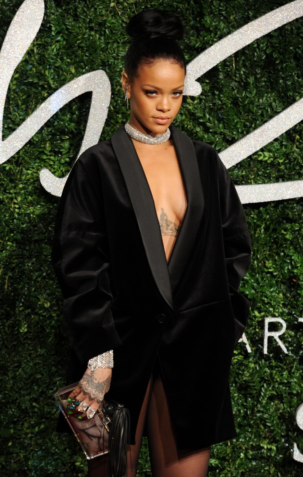 Rihanna sans soutien-gorge montrant son décolleté aux british fashion awards à londres
 #75179606