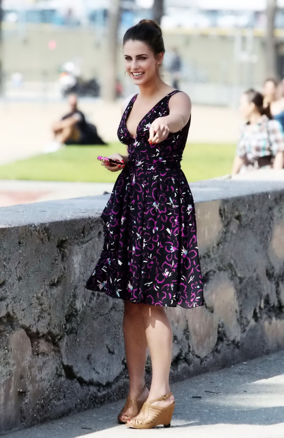 Jessica lowndes montre un décolleté impressionnant sur le plateau de '90210' à Santa Monica.
 #75270137