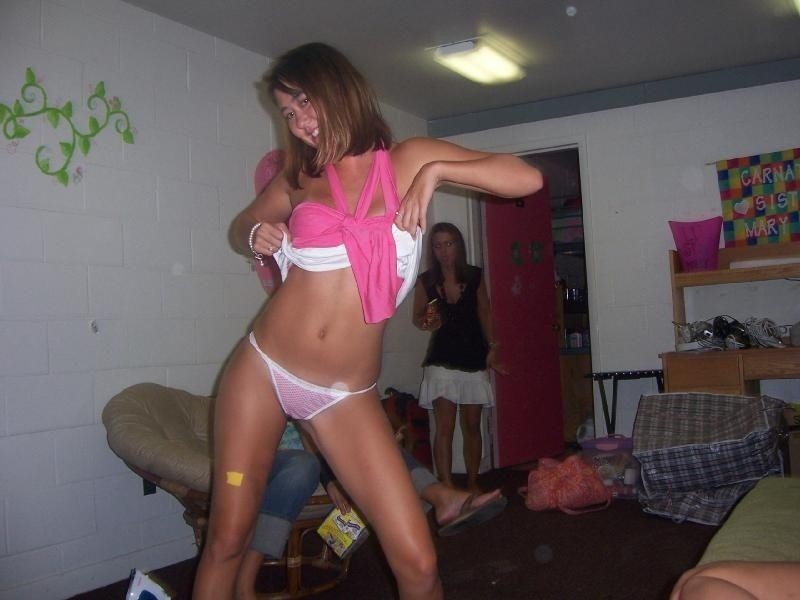 Zufällige Bilder von College-Hotties, die betrunken sind und ihre Unterwäsche auf Partys zur Schau stellen
 #76398330