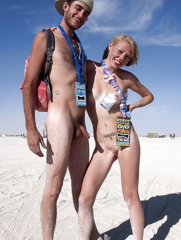 裸のビーチで彼女の裸の体を示すバストの女の子
 #72244943