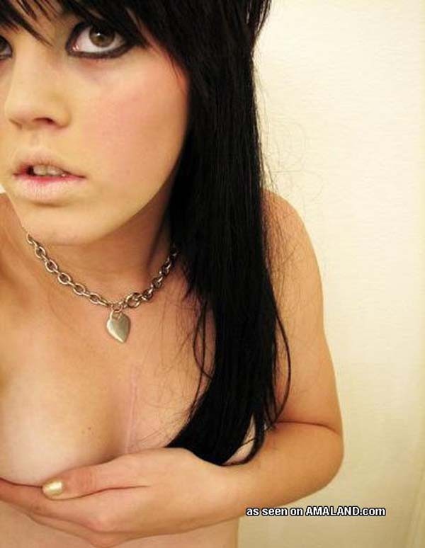 Nette Sammlung von Selbstbildern eines sexy Amateur-Emo-Babes
 #75710709
