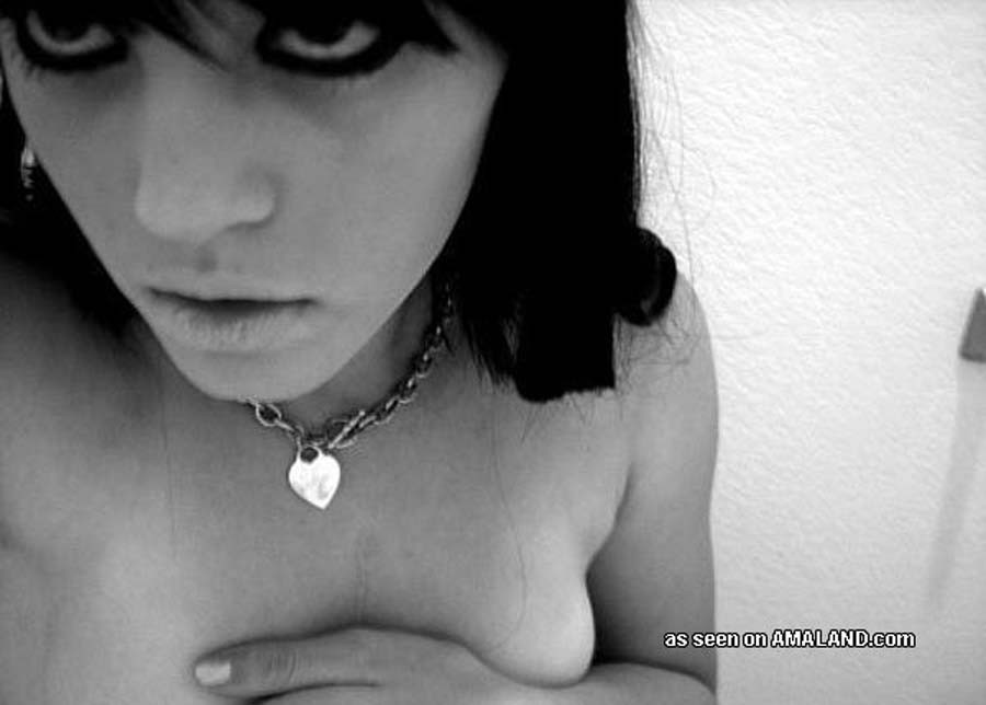 Nette Sammlung von Selbstbildern eines sexy Amateur-Emo-Babes
 #75710731