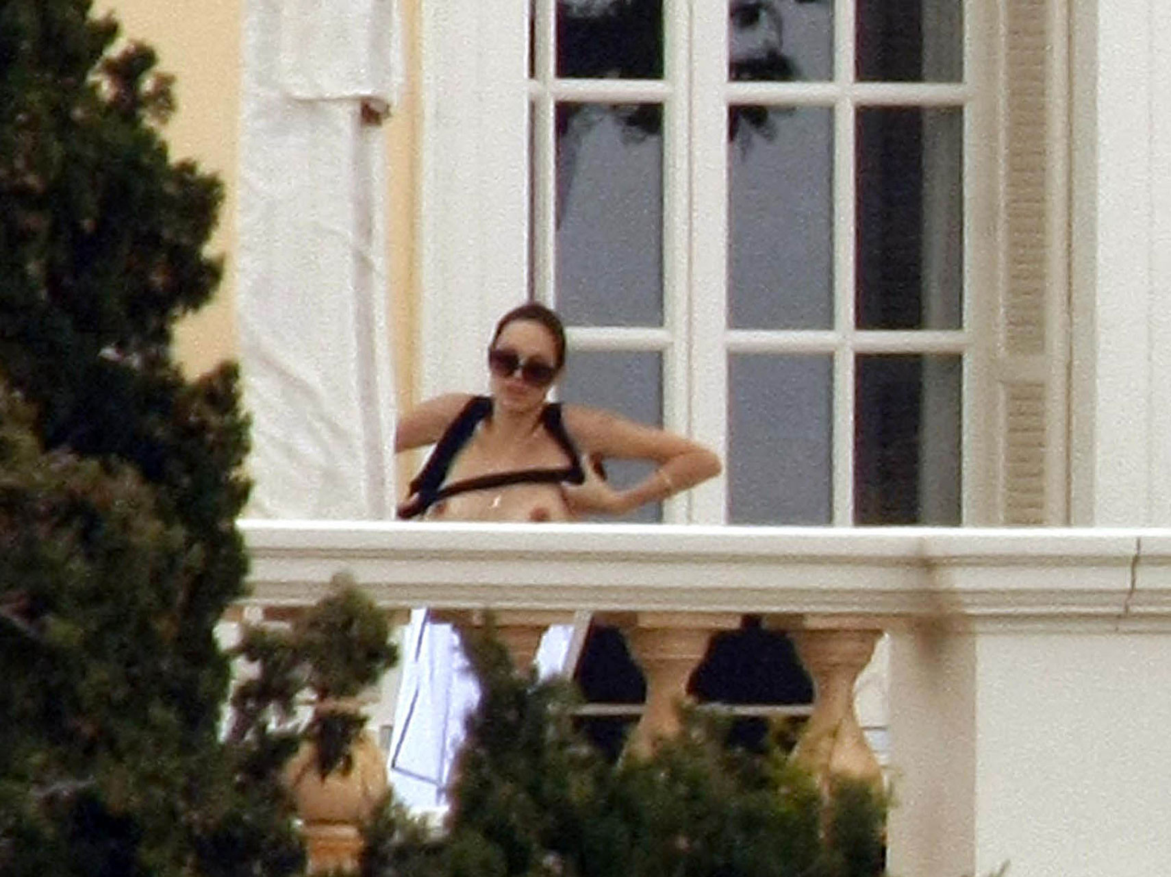 Angelina jolie posiert und zeigt sexy Körper und schöne Beine #75368288