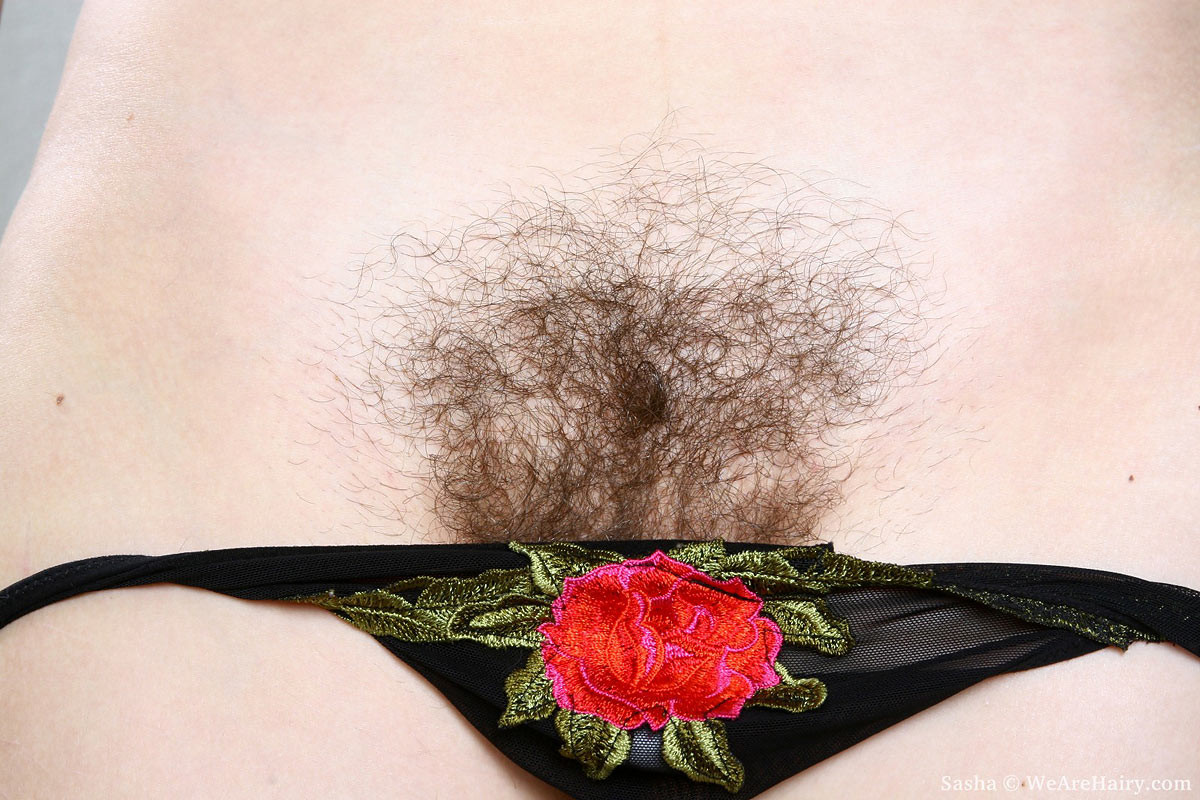 彼女の肉厚の毛深い穴を広げる浮気な女
 #77302209