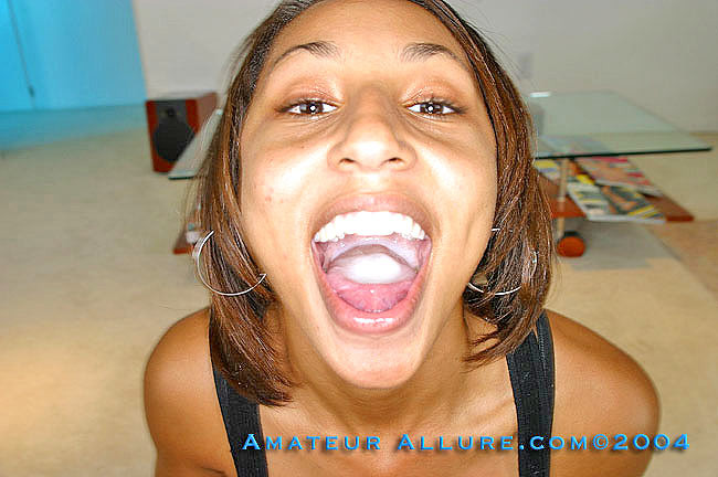 Schwarzes Küken saugt wütend an einer Wurst
 #73433616