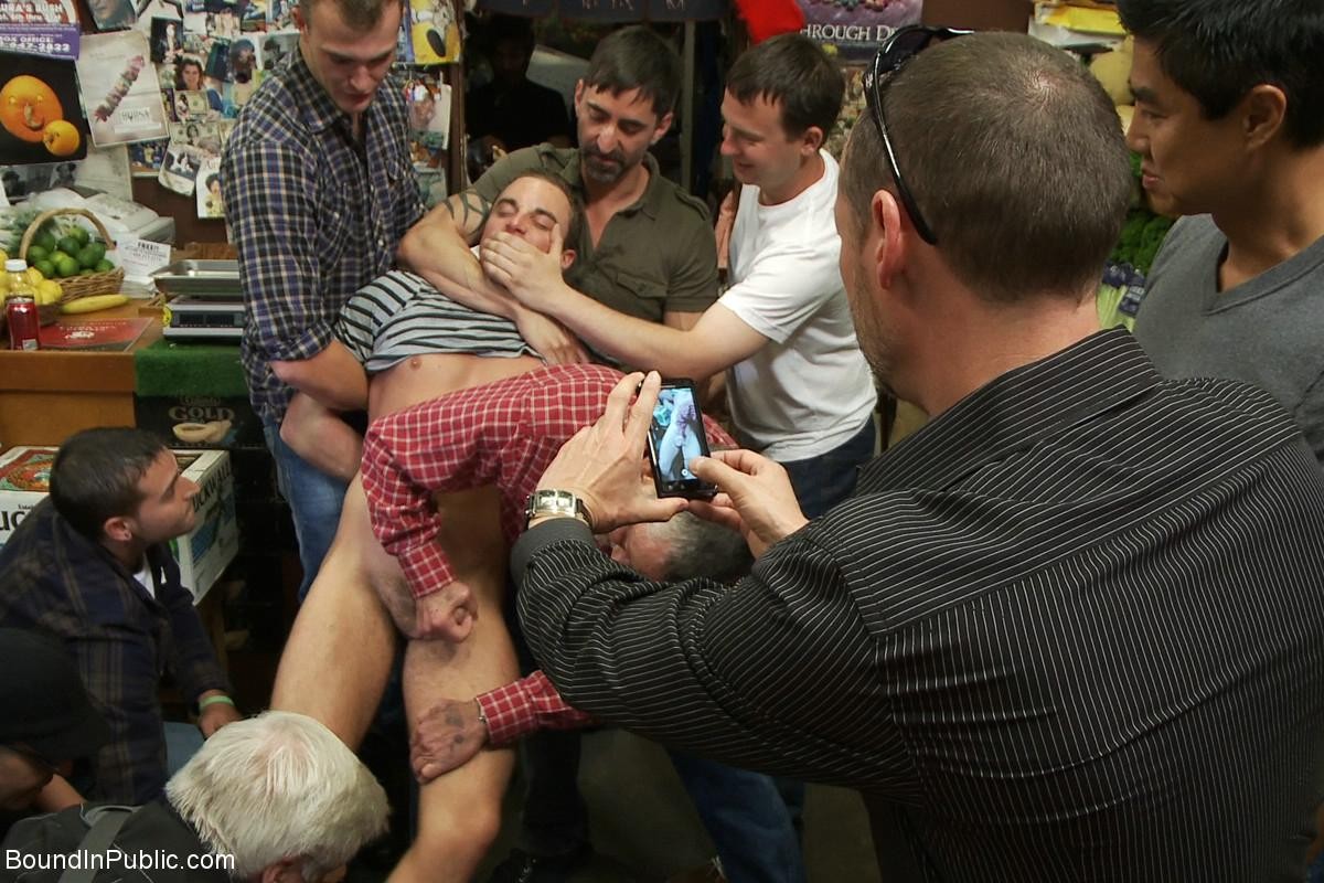 Un esclave gay se fait attacher et baiser en public par un groupe d'homosexuels.
 #76900723