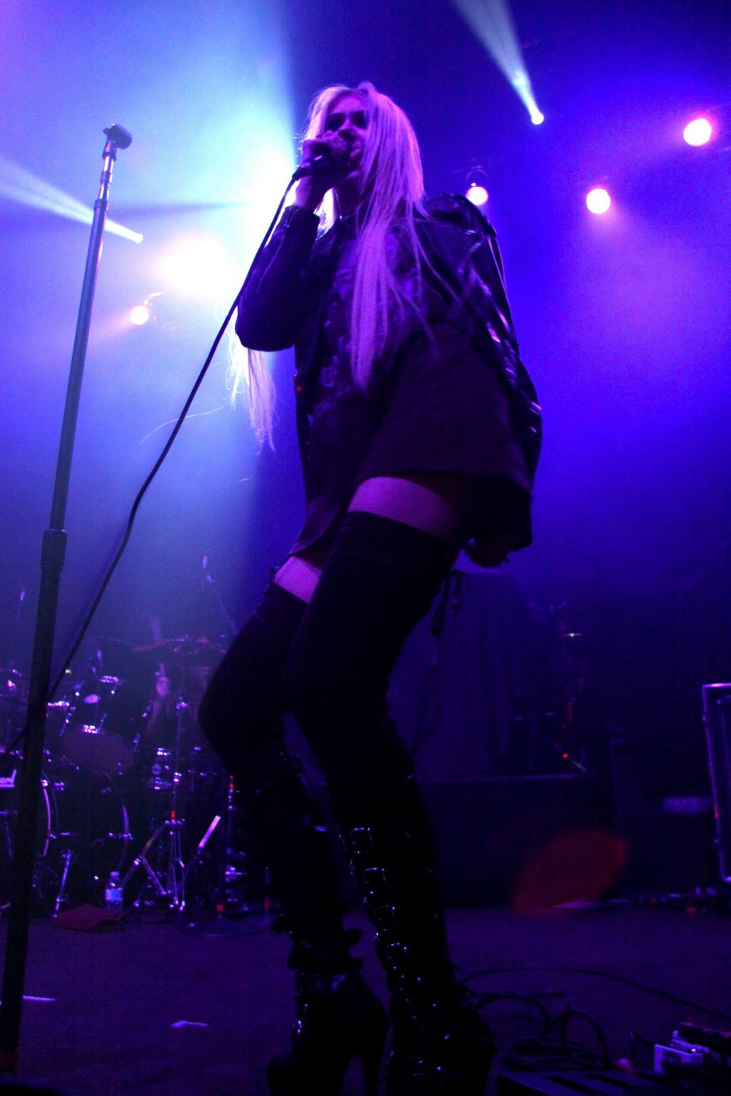 Taylor Momsen che mostra le sue mutandine sul palco a Montreal
 #75284165