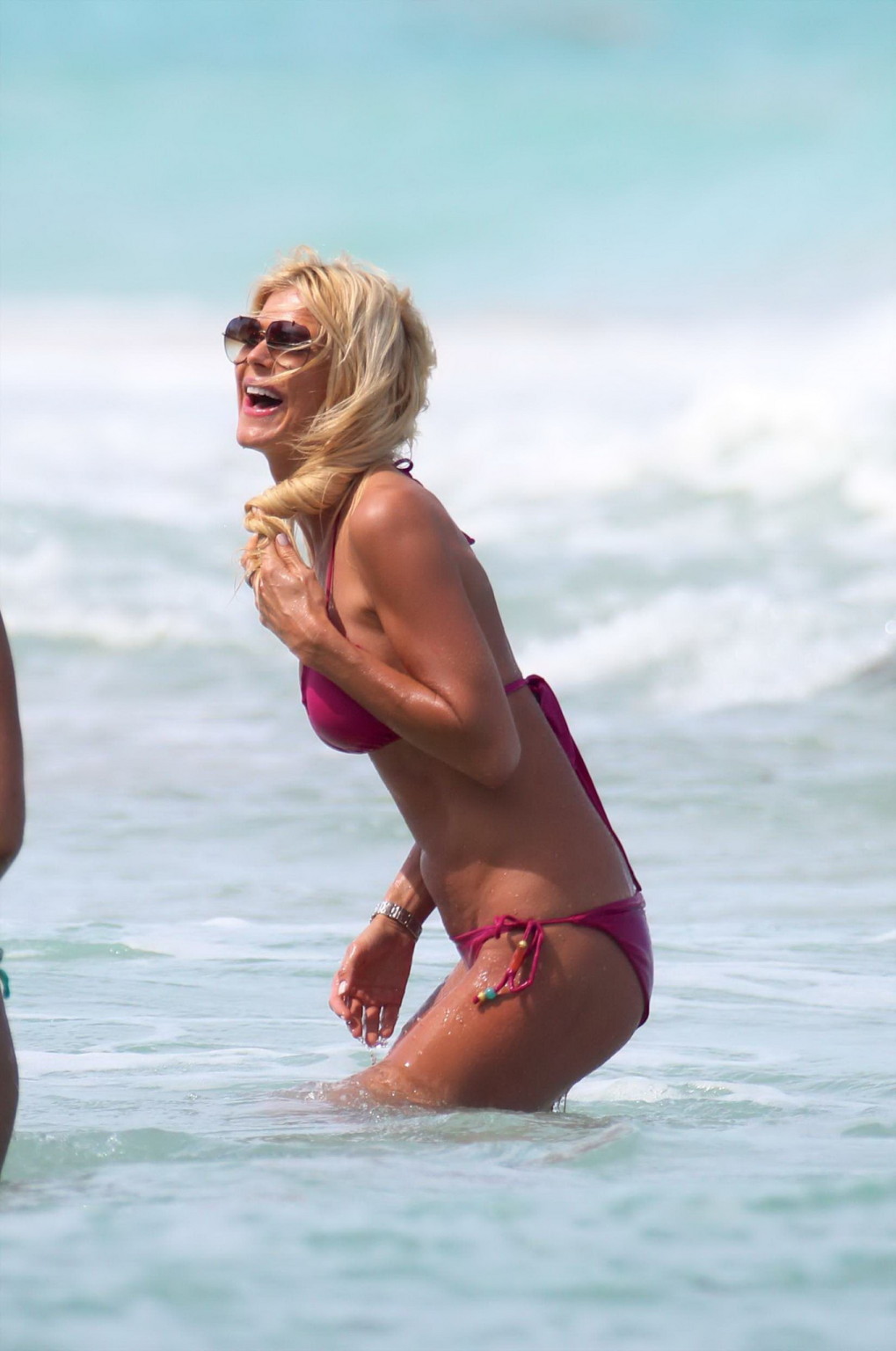 Victoria Silvstedt vollbusig in knappem rosa Bikini am Strand
 #75198722
