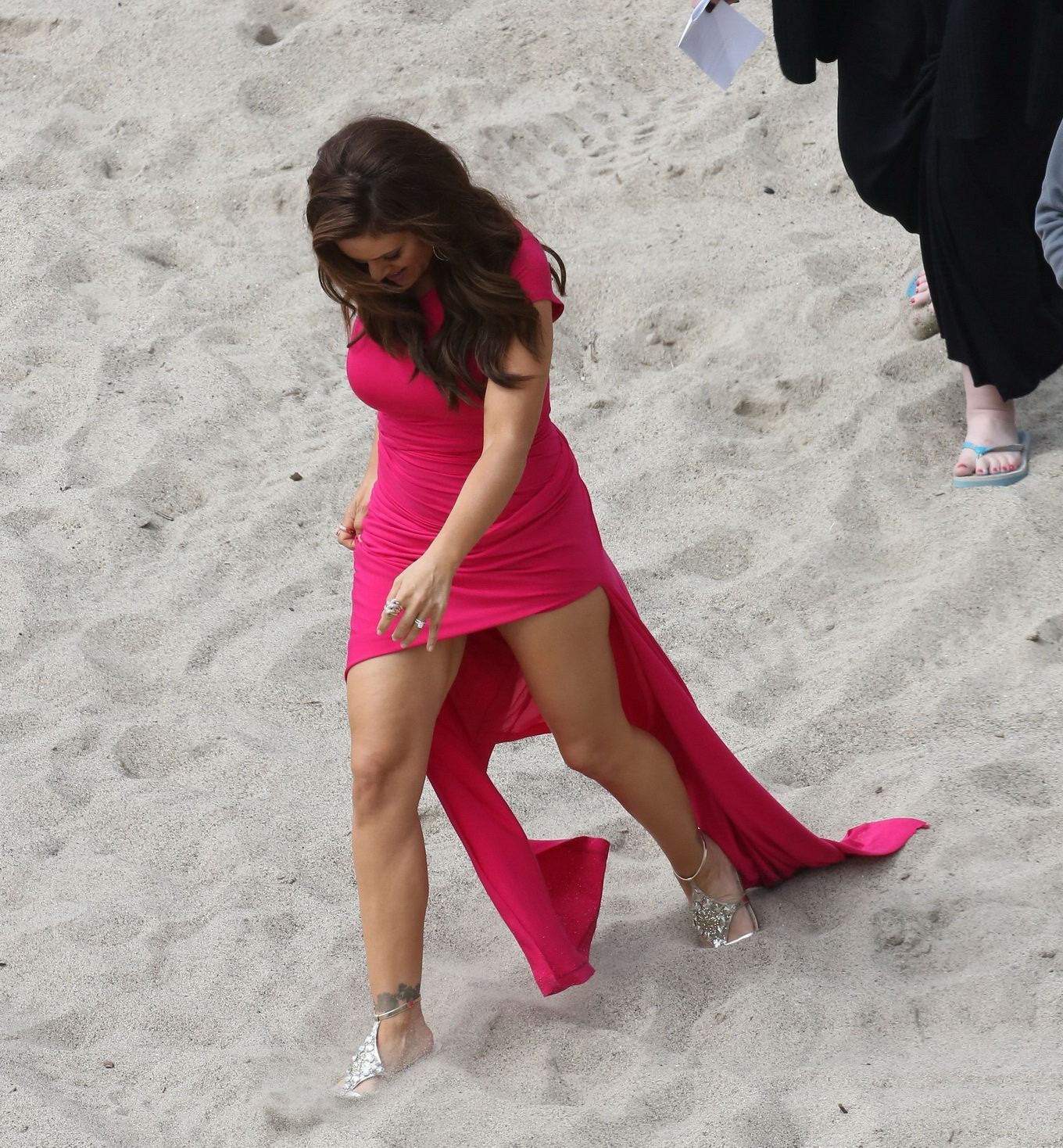 Alyssa Milano portant une robe rose courte et moulante sur le tournage d'un film à la plage.
 #75236696
