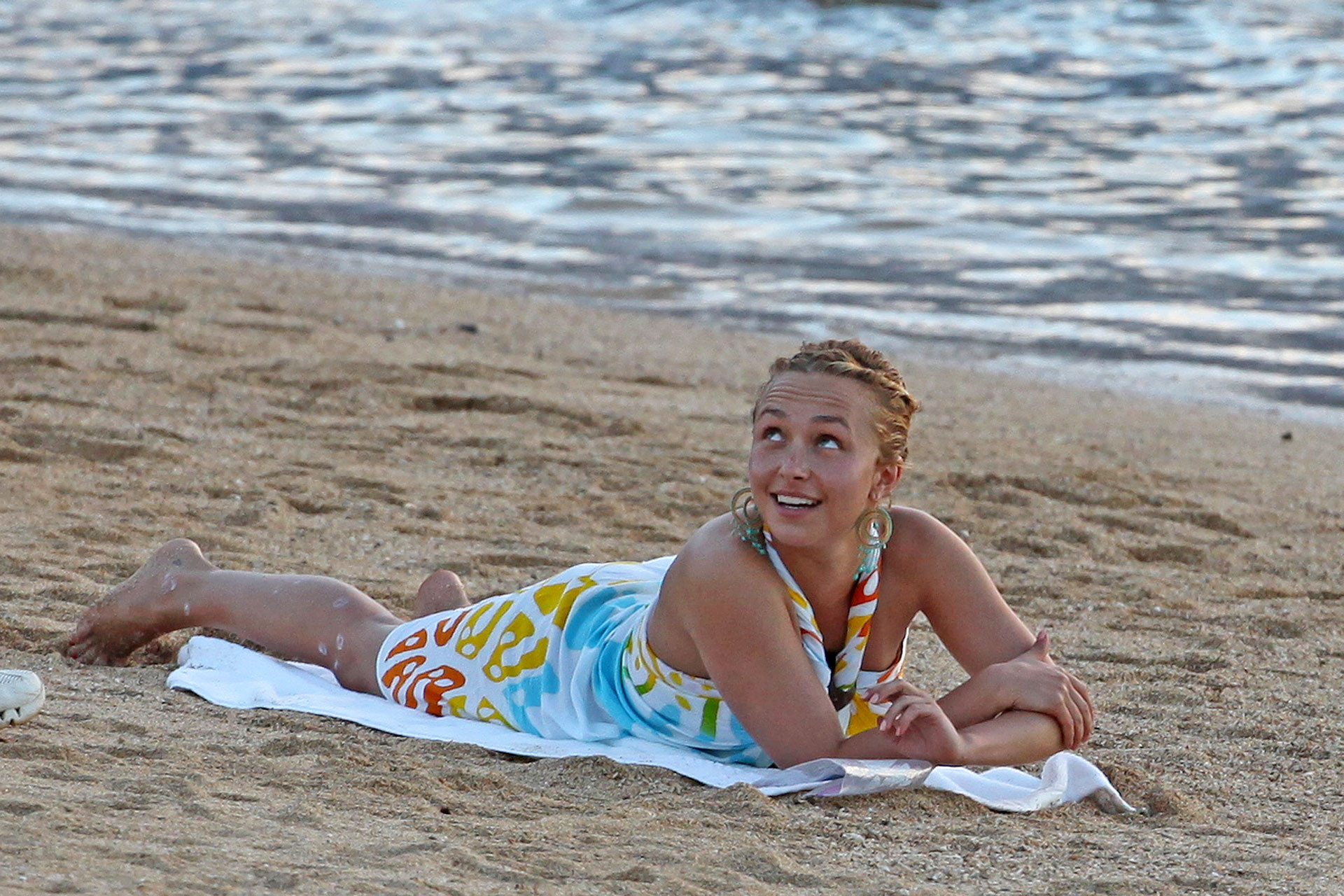 Hayden Panettiere lying on the beach and showing sexy ass in bikini #75320769