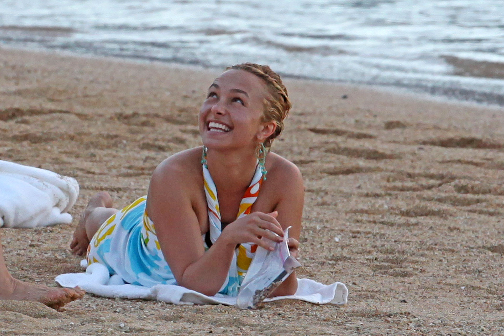 Hayden Panettiere lying on the beach and showing sexy ass in bikini #75321009