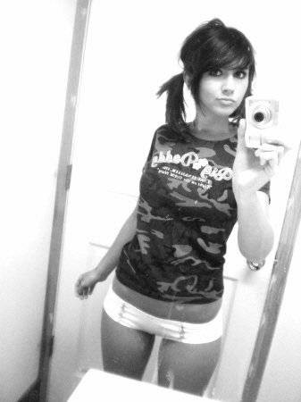 天使のような顔 悪魔のような心... エモ・ロック
 #76406759