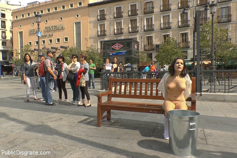 Chiara diletto, une Espagnole, est exposée en public, ligotée et humiliée par Kinky.
 #71970161