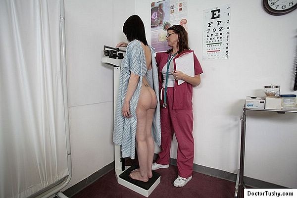 Adorable zierliche Brünette besuchen Gyno Arzt für ihre Vagina checku
 #70472459