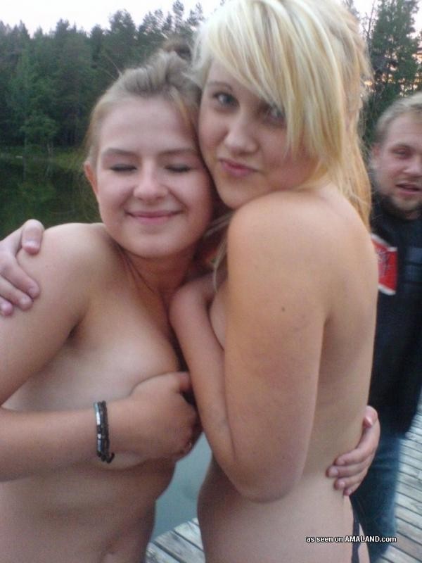 Jeunes lesbiennes suédoises sauvages et excitées se baignant à poil.
 #68248509