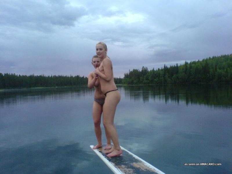 Jeunes lesbiennes suédoises sauvages et excitées se baignant à poil.
 #68248514